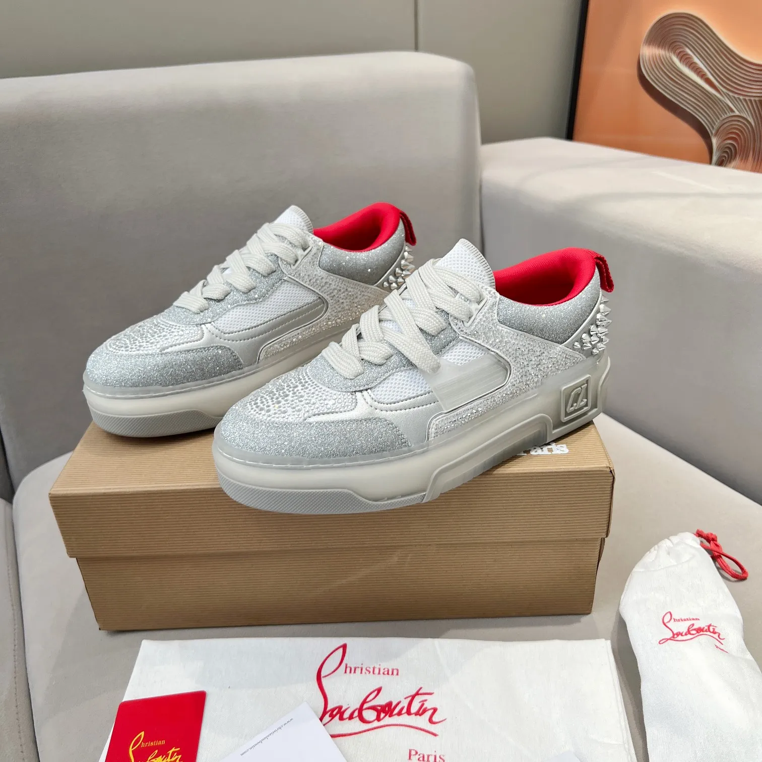 Men's shoes 💰760 🌹🌹🌹̋ Wang Junkai Yang Mi Xu Kai Zhang Jingyi Ding Chengxin Chen Muchi Wang Ziyi Same style Christian Louboutin 2024 [New product] Drill surface ASTROLOUBI lesbian thick-soled sports shoes red-soled shoes perfectly integrate fashion and sports, The fabrics are made of luxurious calfskin, soft suede, smooth satin and laminated leather, and the back is decorated with classic rivets. The interior is blended with a knitted tongue for added durability, breathability and quick-drying comfort. The outsole is made of a combination of EVA foam and imported rubber, and the colorful CL iconic letters on the side of the outsole show the brand's unique style. It is a ceiling-level comfortable skate shoe! ! ! Multiple colors available, currently women’s sizes 35-39 (40 custom made)